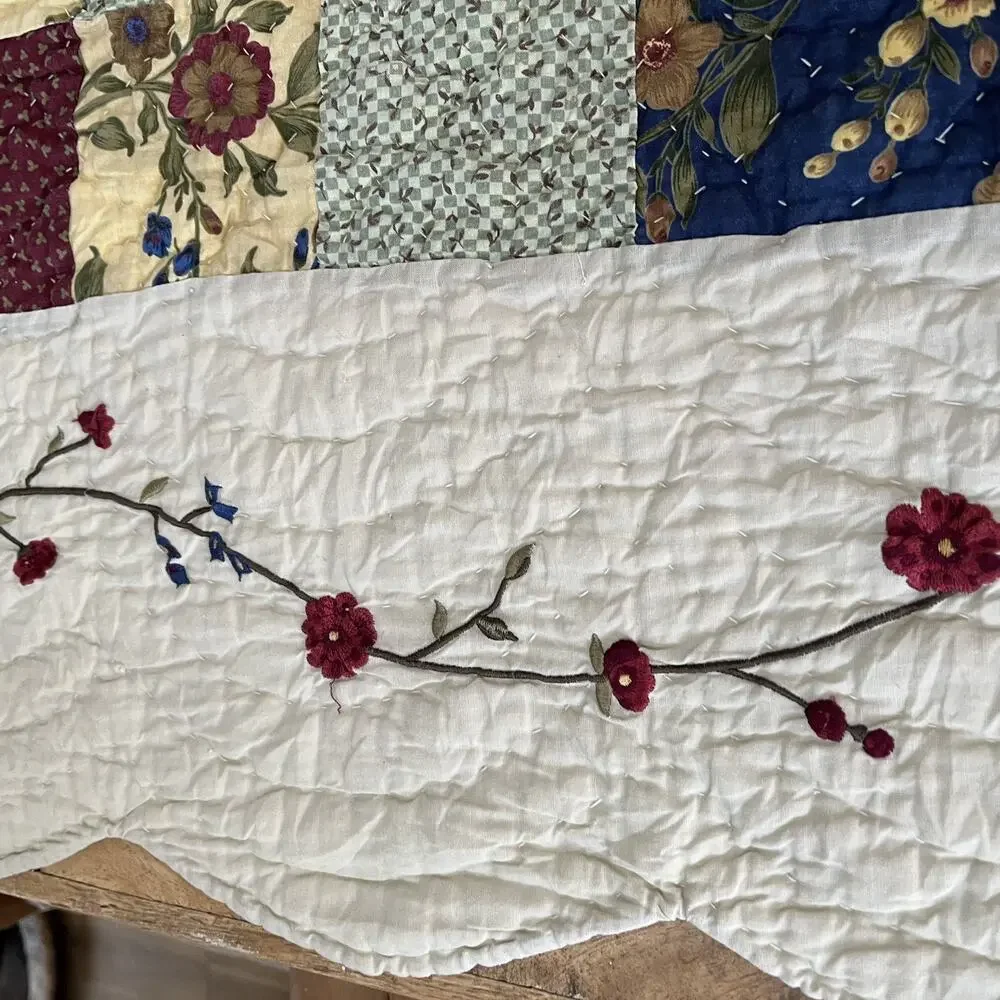Vintage Quit Hand Quilted Embroidered Floral Patchwork Scallop Trim 84